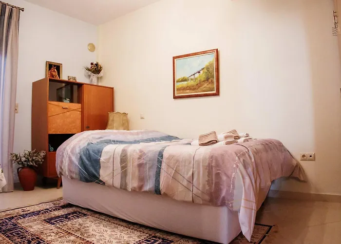 Dom wakacyjny Anastasia's Kastoria Cozy Modern Garden Retreat Maniákoi